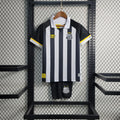 Kit enfant Santos FC 2023-2024 de Le 12 -ème Maillot, maillot et short avec logo Santos FC, couleurs bleu et blanc.