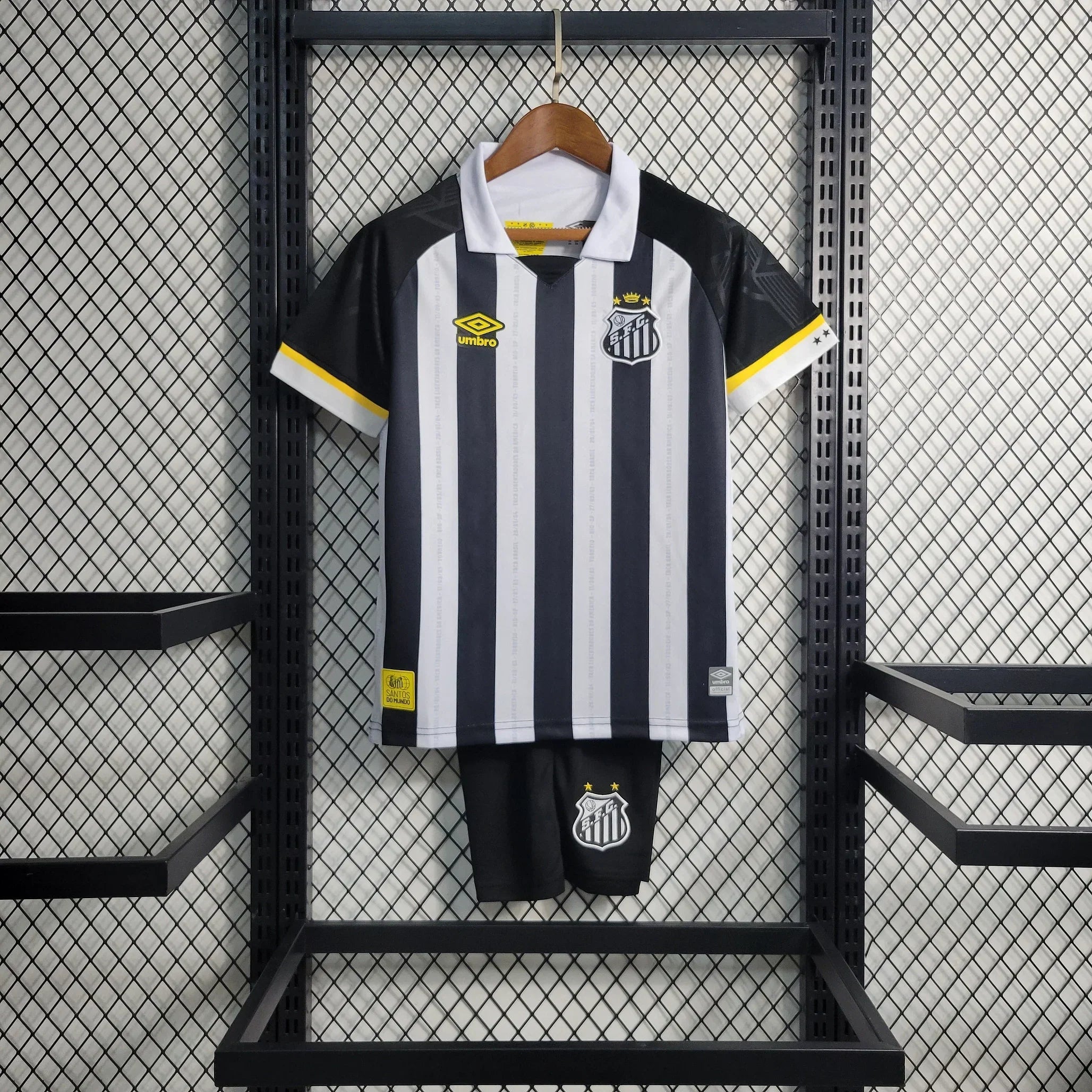 Kit enfant Santos FC 2023-2024 de Le 12 -ème Maillot, maillot et short avec logo Santos FC, couleurs bleu et blanc.