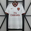 Maillot extérieur rétro Arsenal 07/08 de la marque Le 12 -ème Maillot, vue de face avec logo et motifs bleus et blancs.