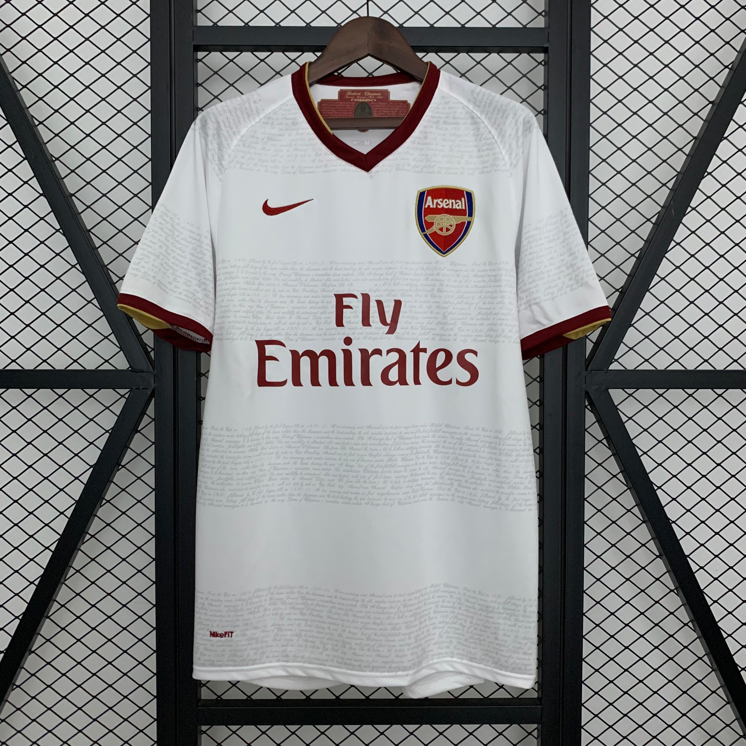 Maillot extérieur rétro Arsenal 07/08 de la marque Le 12 -ème Maillot, vue de face avec logo et motifs bleus et blancs.