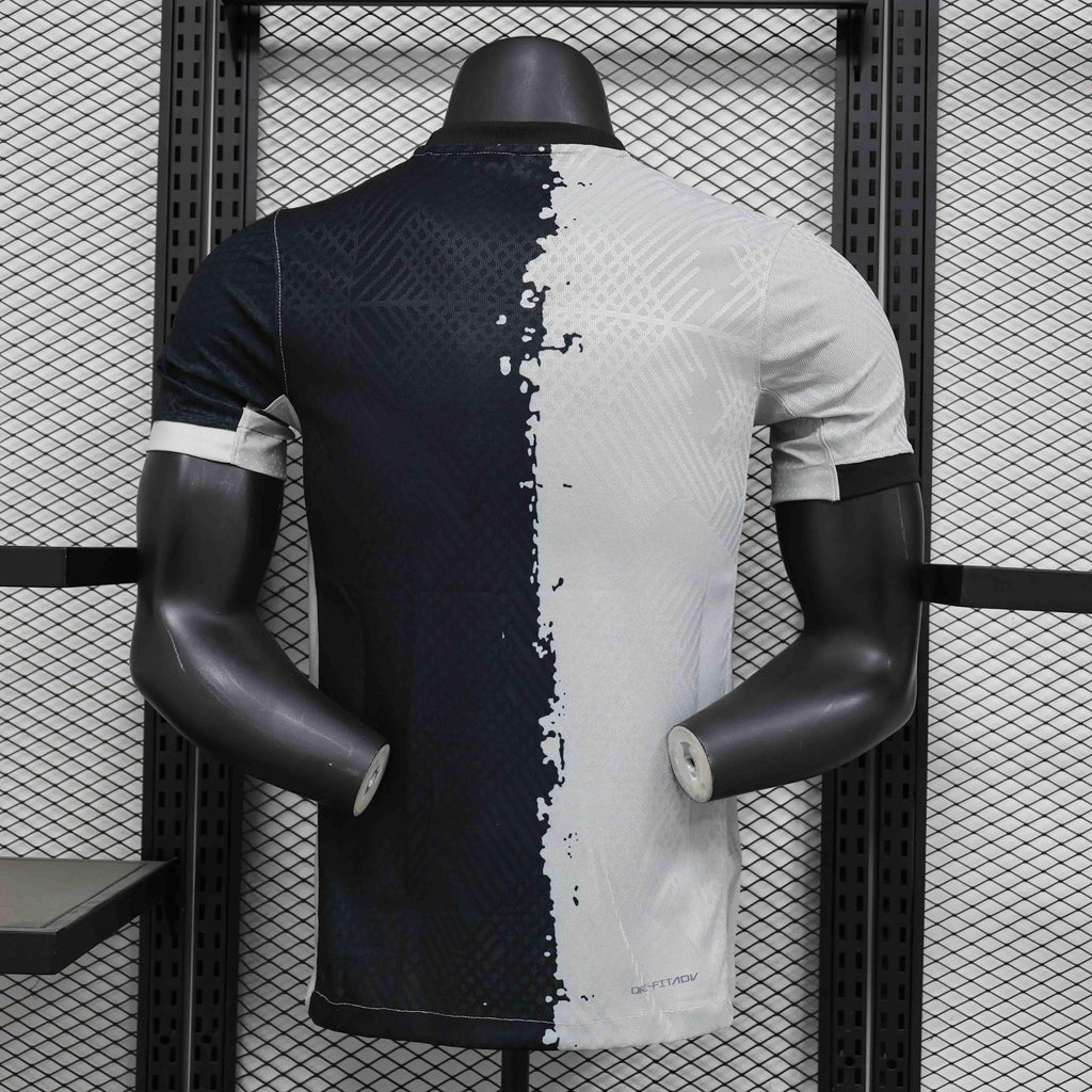 Maillot Tottenham Concept 2024-25 de Le 12 -ème Maillot, maillot de football avec logo Tottenham et design moderne, vue de face