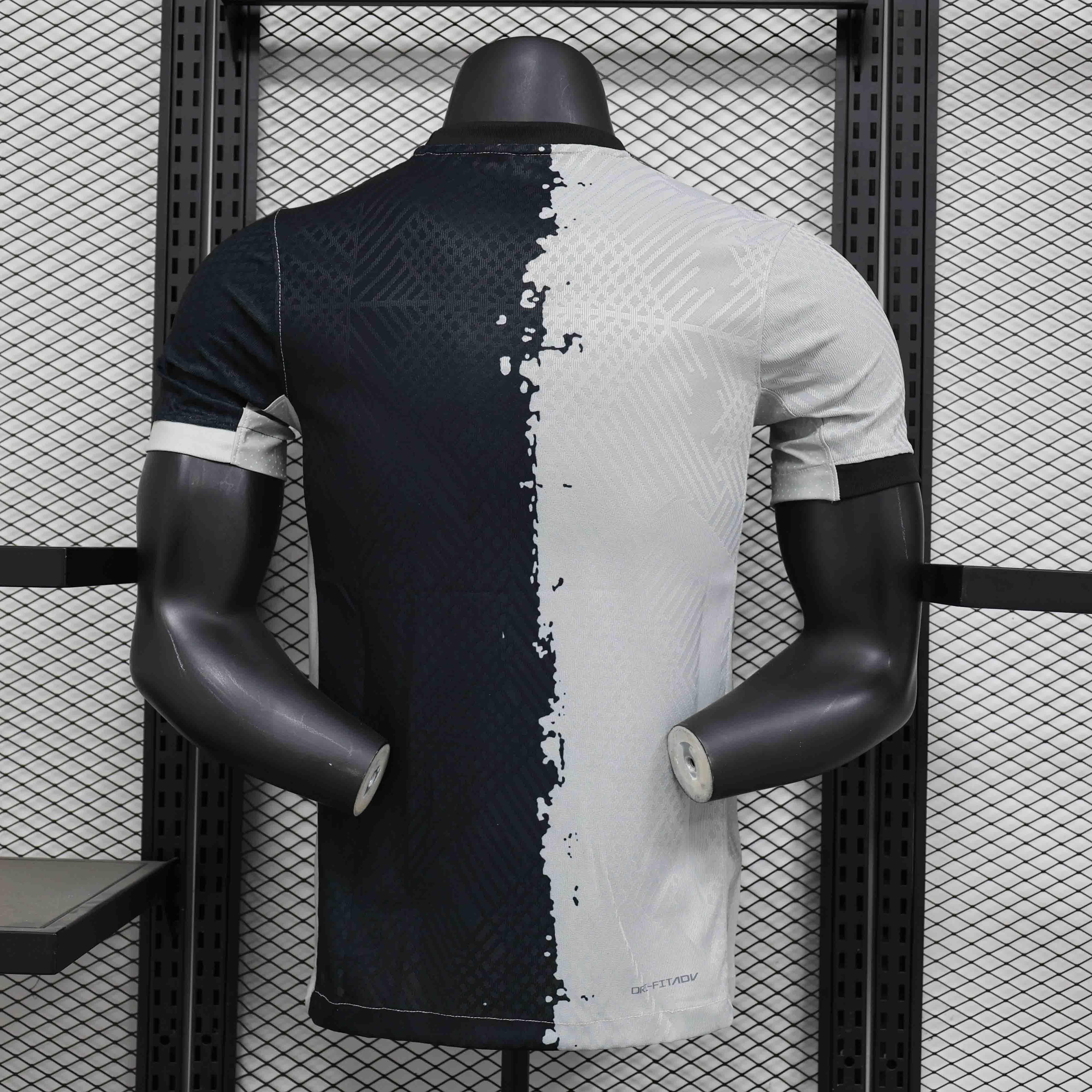 Maillot Tottenham Concept 2024-25 de Le 12 -ème Maillot, maillot de football avec logo Tottenham et design moderne, vue de face
