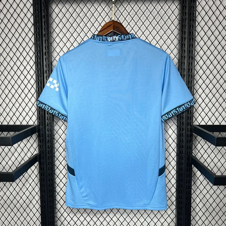 Maillot domicile Manchester City 2024/25 de Le 12 -ème Maillot, maillot de football avec logo et couleurs officielles.