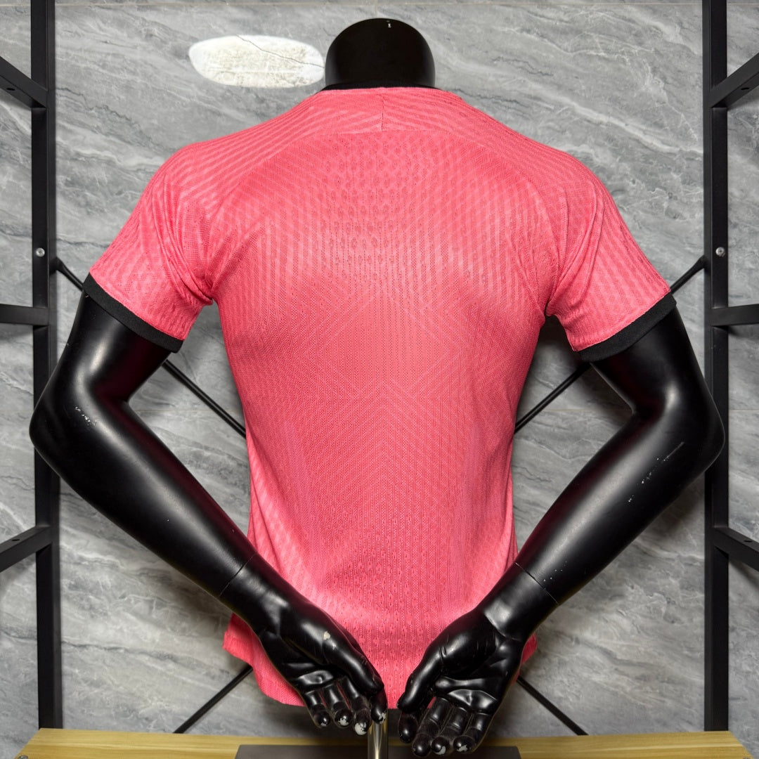 Maillot de football Inter Milan 25/26 Spécial Player rose, marque Le 12 -ème Maillot, vue avant du maillot de l'équipe.