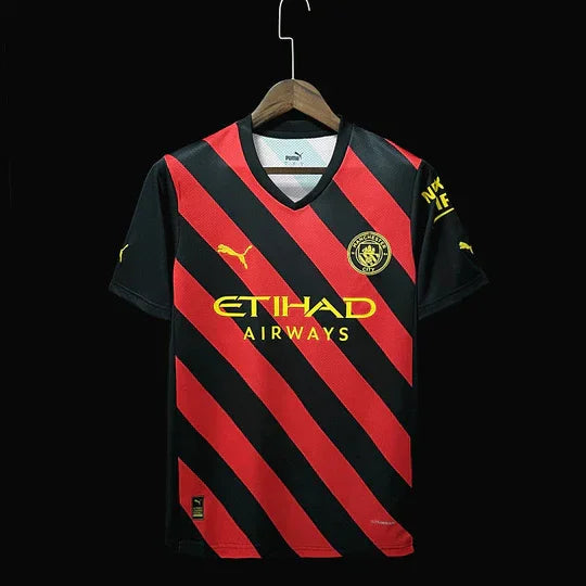 Maillot Manchester City 2022/23 de la marque Le 12 -ème Maillot, vue frontale avec logo et détails du maillot.