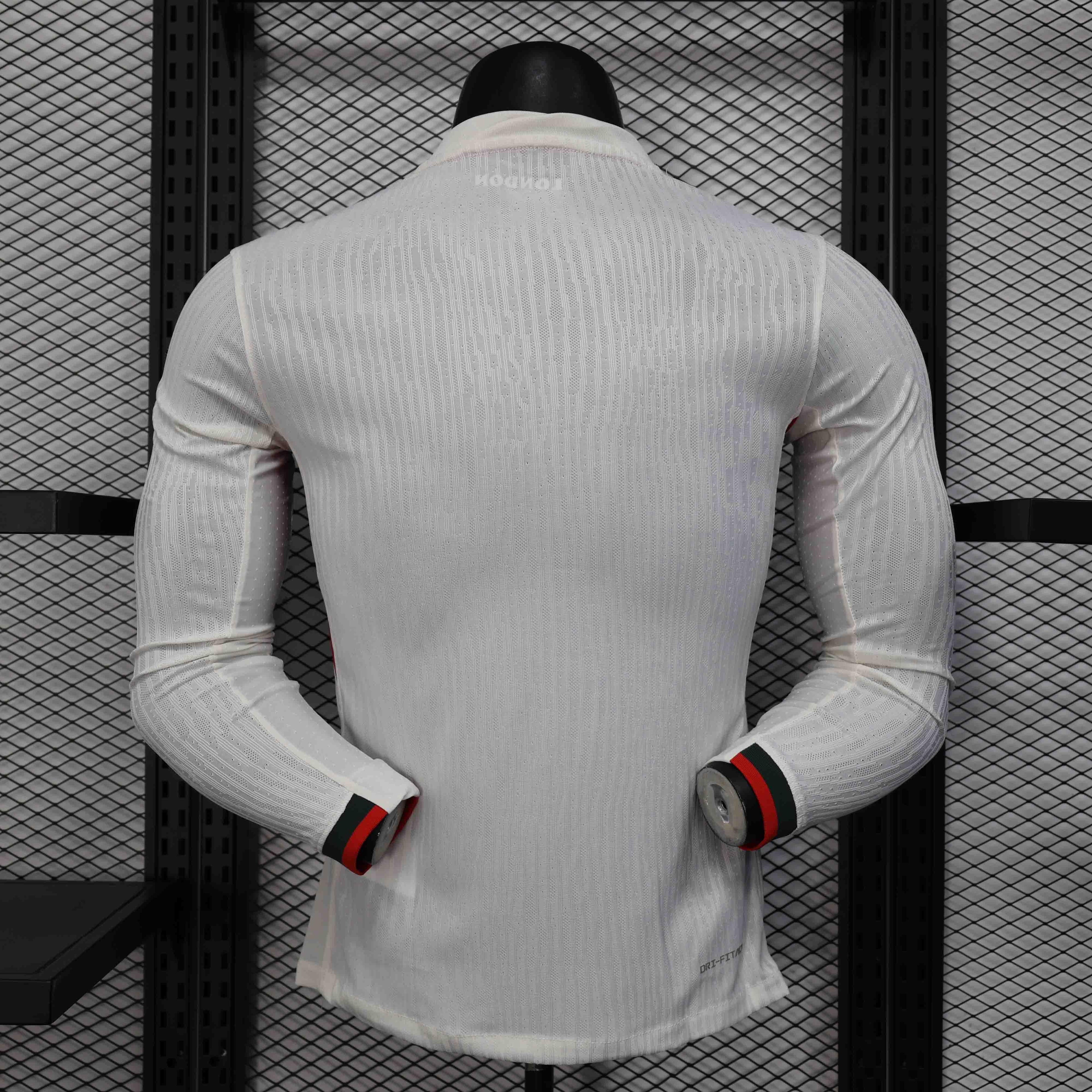 Maillot extérieur à manches longues Chelsea, saison 2025-26, par Le 12 -ème Maillot, vue de face avec logo et détails du maillot