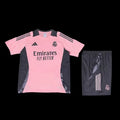 Ensemble Réal Madrid Le 12 -ème Maillot, maillot de football blanc avec logo et détails rouges et bleus, vue avant.