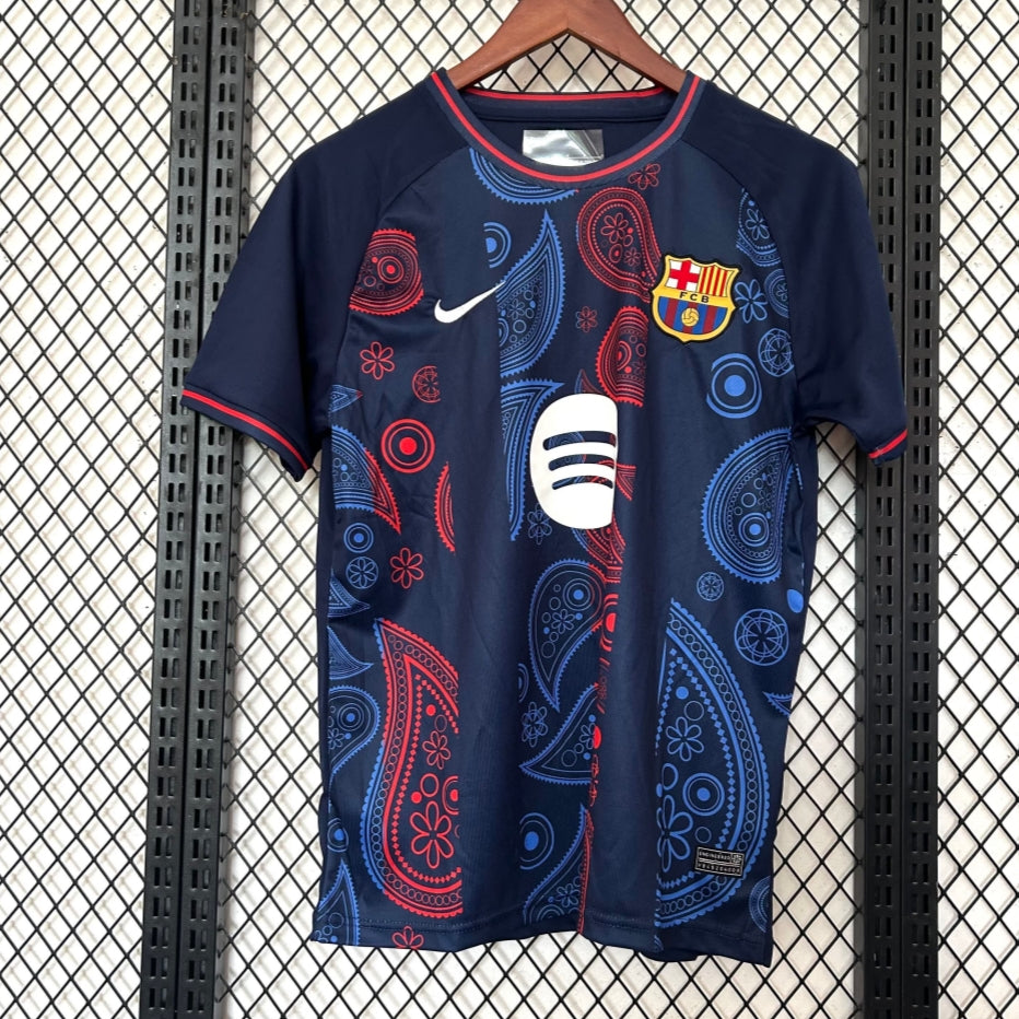 Maillot 24/25 Barcelone Le 12 Spécial H, maillot de football bleu avec logos et design officiel, vue de face.