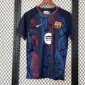 Maillot 24/25 Barcelone Le 12 Spécial H, maillot de football bleu avec logos et design officiel, vue de face.