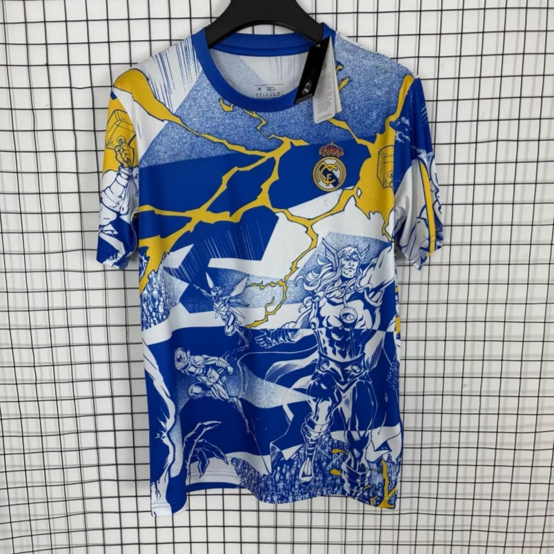 Maillot de football Real Madrid 25/26, modèle spécial bleu, marque Le 12 -ème Maillot, vue de face sur fond blanc