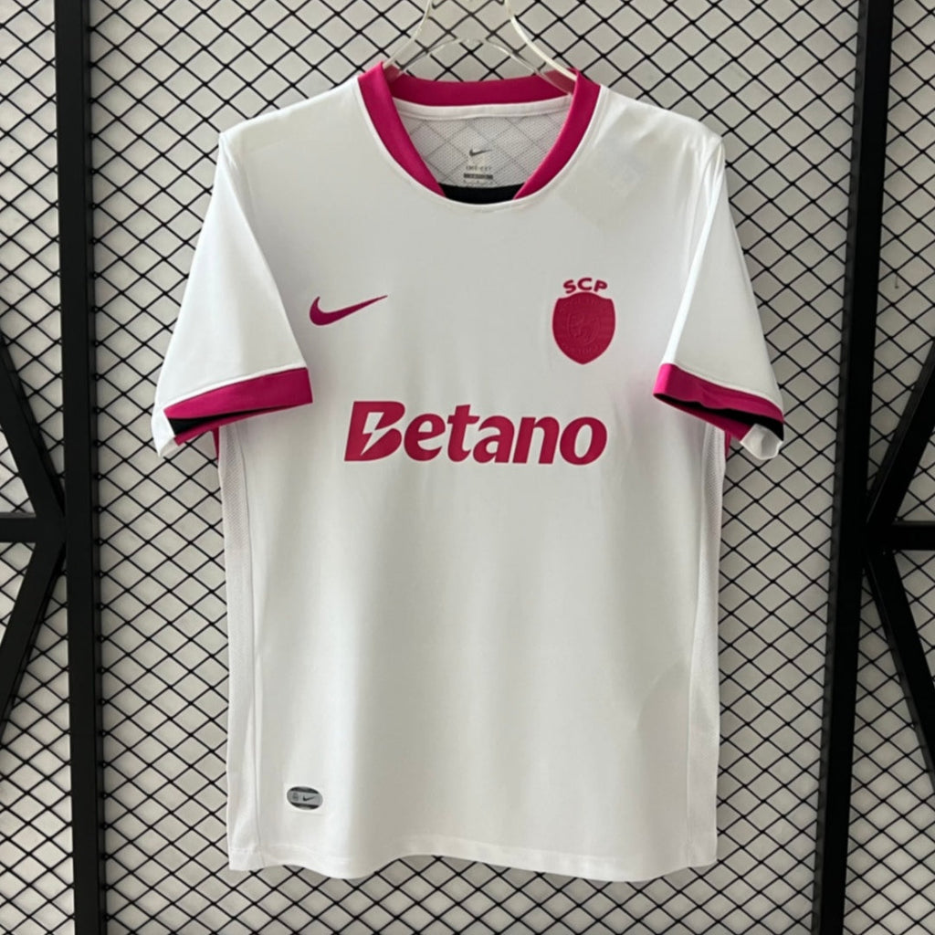 Maillot blanc Sporting CP 25/26 Le 12 -ème Maillot, maillot de football sportif, vue de face, détails du design et logo.