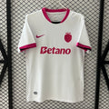 Maillot blanc Sporting CP 25/26 Le 12 -ème Maillot, maillot de football sportif, vue de face, détails du design et logo.