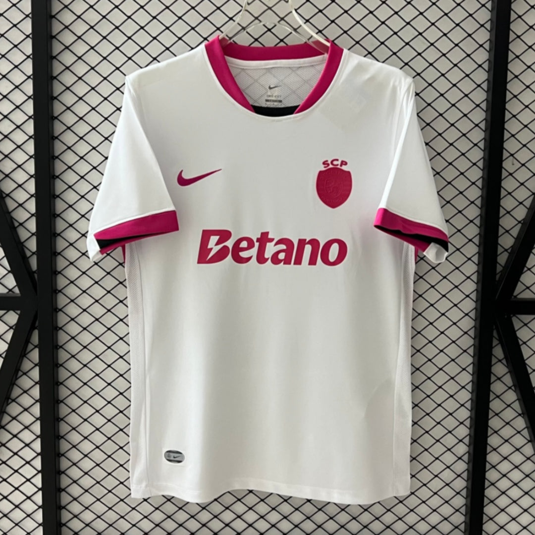 Maillot blanc Sporting CP 25/26 Le 12 -ème Maillot, maillot de football sportif, vue de face, détails du design et logo.