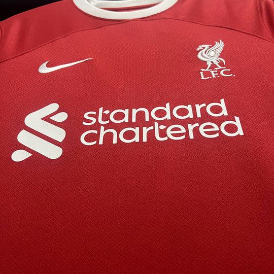 Maillot domicile Liverpool 2023 2024 Le 12 -ème Maillot, maillot de football rouge avec logo et détails de la saison.
