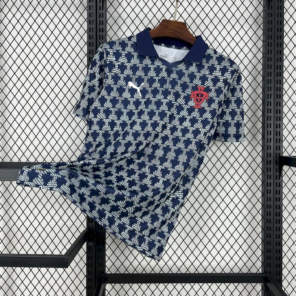 Maillot Portugal 25/26 de la marque Le 12 -ème Maillot, design spécial avec logo et couleurs nationales.