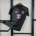 Maillot de football noir Inter Miami 2025-2026, marque Le 12-ème, vue de face avec logo et détails du maillot.