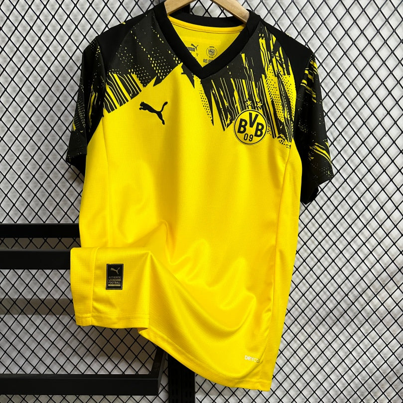 Maillot domicile Dortmund 25/26 de Le 12-ème Maillot, maillot de football rouge avec logo du Borussia Dortmund visible.
