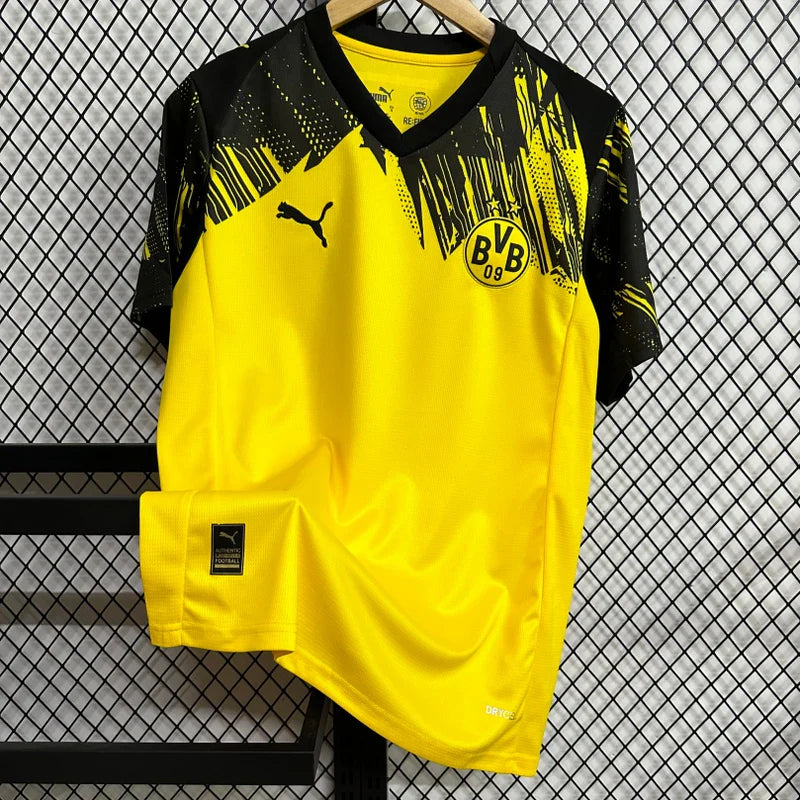 Maillot Dortmund 2025-26 de la marque Le 12 -ème Maillot, devant avec logo et design sportif en tissu technique.
