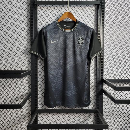 Maillot de football Brésil 2022 édition spéciale tout noir, fabriqué par Le 12 -ème Maillot, vue de face sur mannequin.