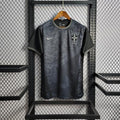 Maillot de football Brésil 2022 édition spéciale tout noir, fabriqué par Le 12 -ème Maillot, vue de face sur mannequin.