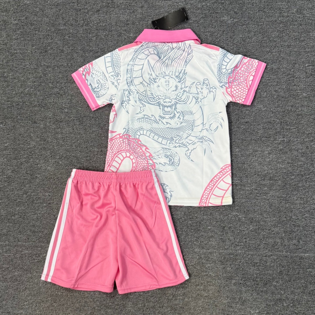 Ensemble enfant Real Madrid rose 25/26, polo de football Le 12 -ème Maillot, logo et détails colorés visibles.