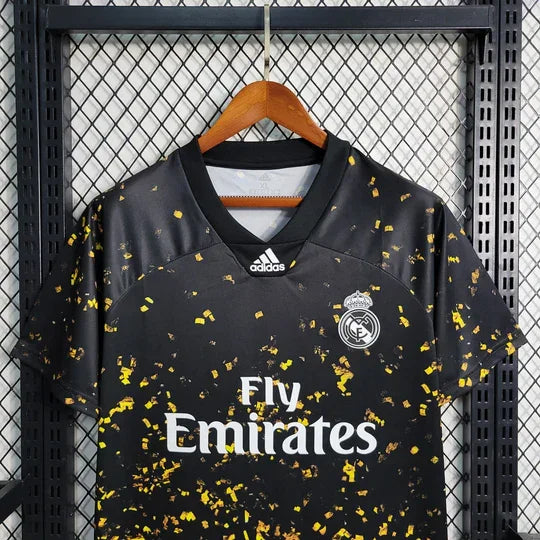 Maillot Real Madrid 2020 2021 de la marque Le 12-ème, vue de face, avec logo et détails de l'équipe sur le maillot blanc.