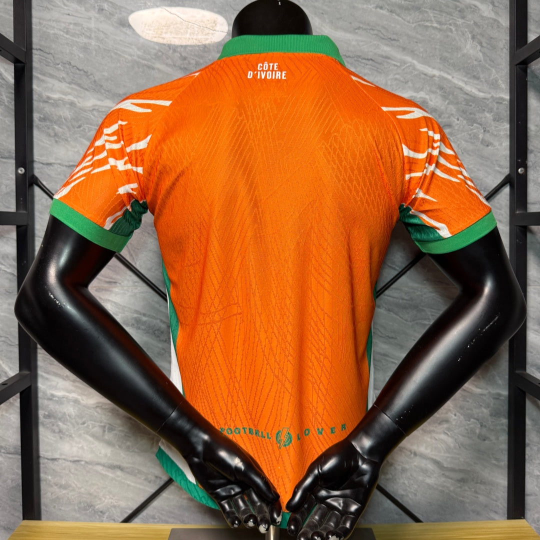 Maillot orange de l'équipe Côte d'Ivoire 25/26 ans, modèle Le 12 -ème Maillot, vue de face avec logo et détails sportifs.
