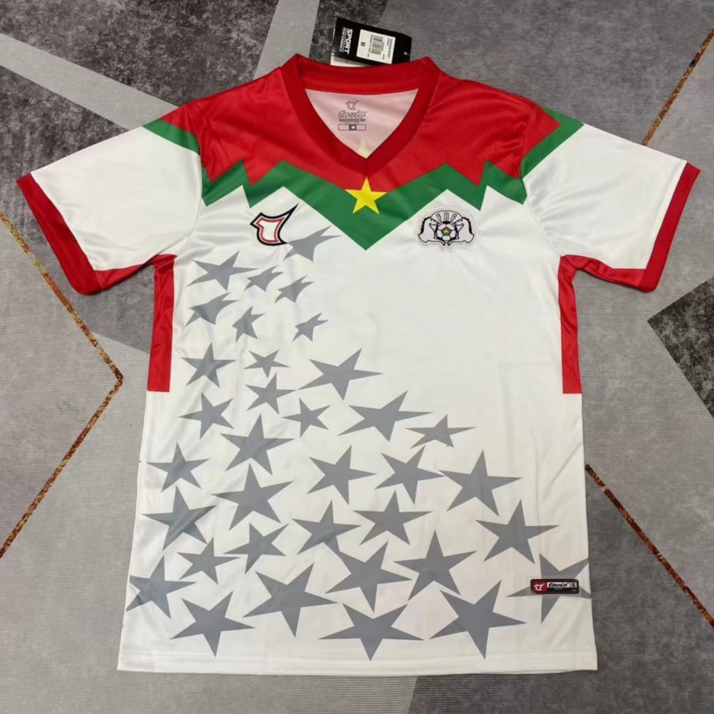Maillot Burkina Faso blanc 25/26 Le 12 -ème Maillot, maillot de football avec logo et détails blancs, vue de face.