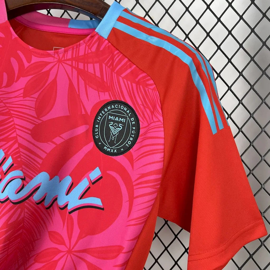 Maillot de football Inter Miami 25-26 ans, marque Le 12 -ème Maillot, vue de face avec logo et design coloré.