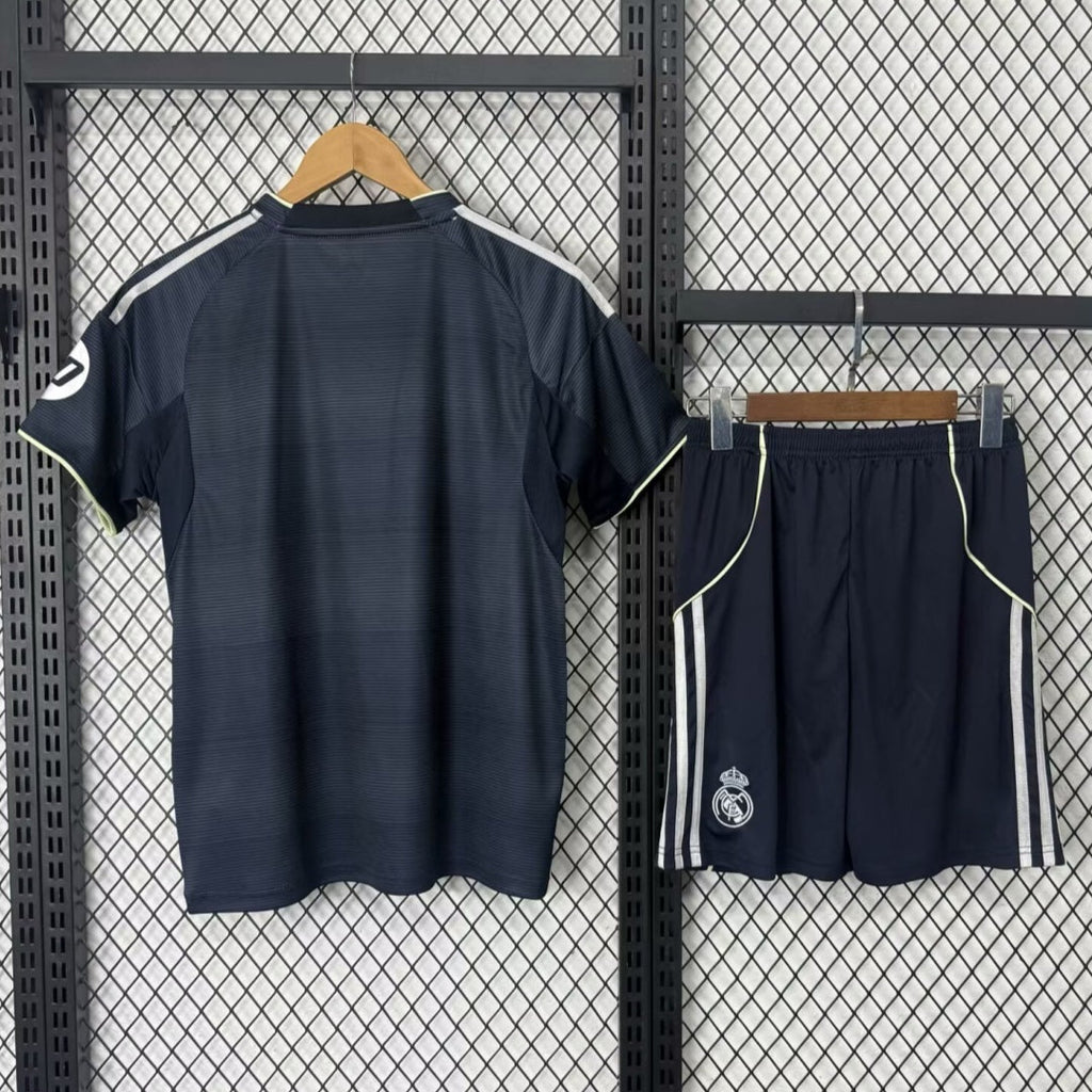 Ensemble extérieur Real Madrid pour adulte, maillot de football Le 12 -ème Maillot, logo et détails du club visible.