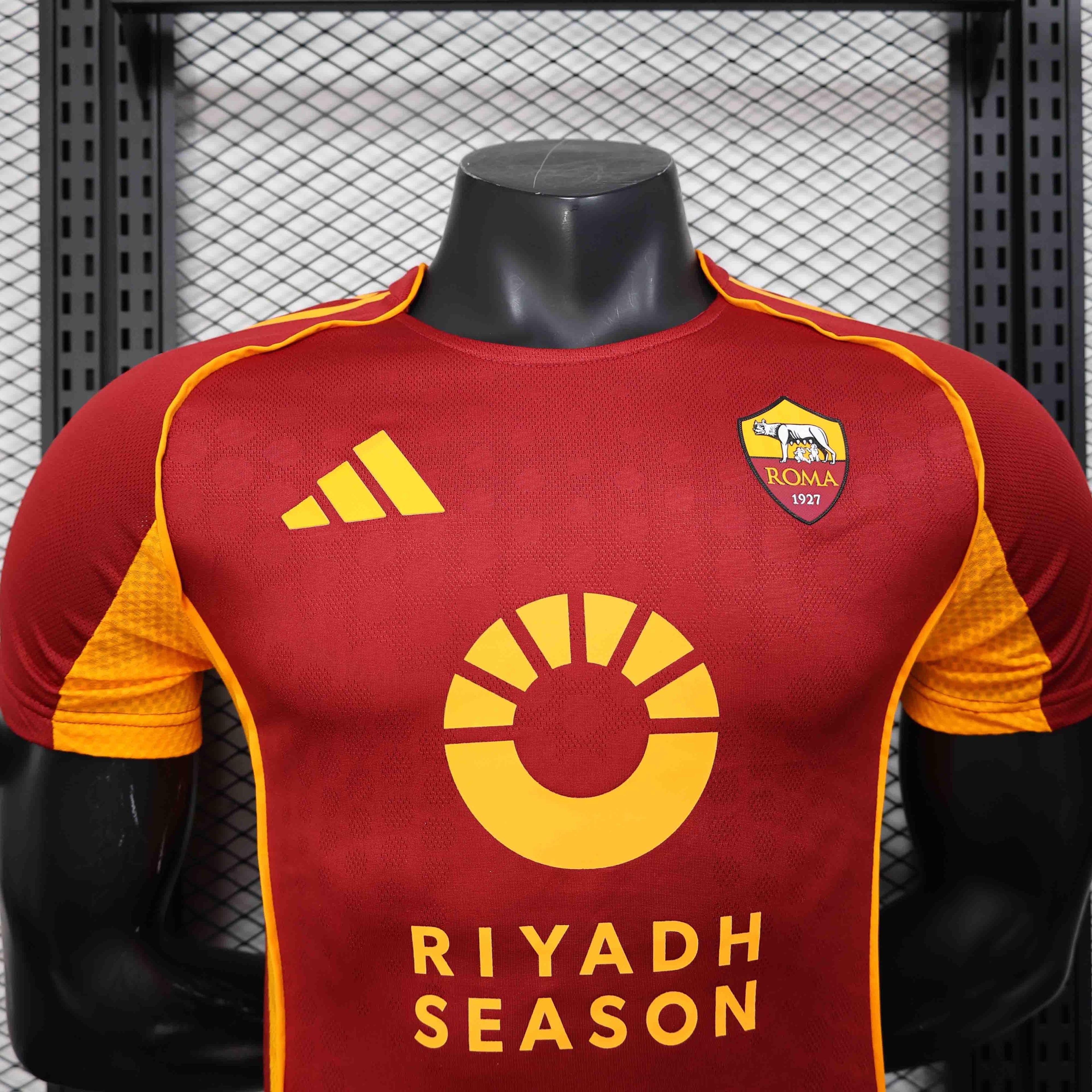 Maillot de football Roma 2025-26 de la marque Le 12-ème, vue de face avec logo et détails du maillot.