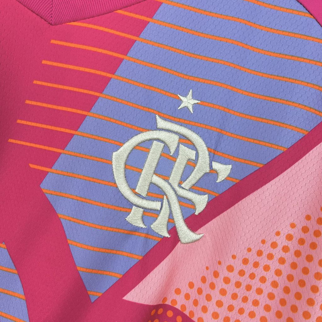 Maillot Flamengo 25-26 de Le 12 -ème Maillot, maillot de football avec logo Flamengo, couleurs rouge et noir, vue frontale.
