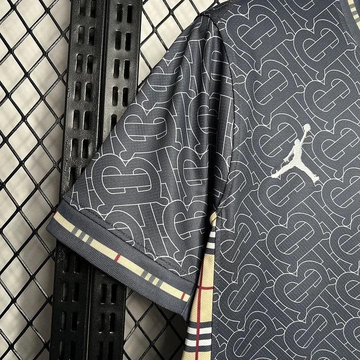 Maillot de football Angleterre Burberry 2024-2025, conçu par Le 12 -ème, avec logo et motifs distinctifs.