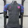 Maillot de football Barcelone 25/26 Le 12ème Maillot, Maillot de joueur spécial K, en tissu rouge et bleu avec logo du club.