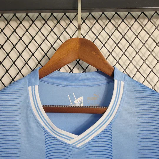 Maillot Manchester City 2023 2024 à manches longues, marque Le 12 -ème Maillot, vue frontale du vêtement de football.