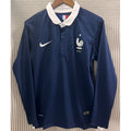 Maillot de football rétro France 2014 à manches longues, marque Le 12-ème, porté par un joueur, détails du design blanc et bleu.