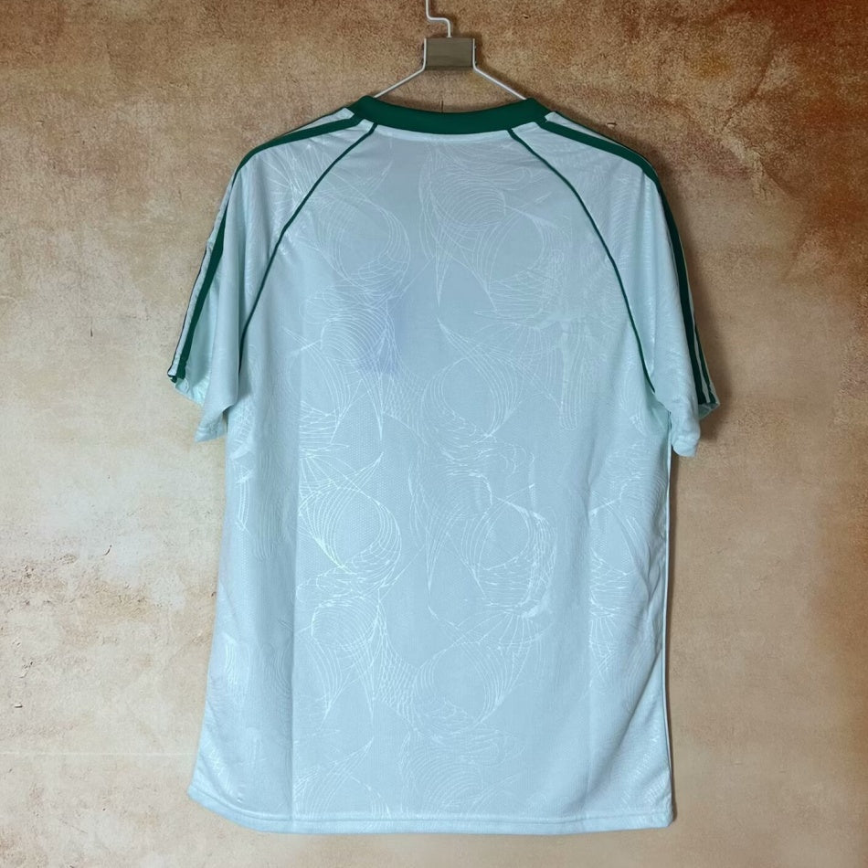 Maillot de football Celtic Glasgow vert 25/26, modèle spécial, de la marque Le 12 -ème Maillot, vue de face.