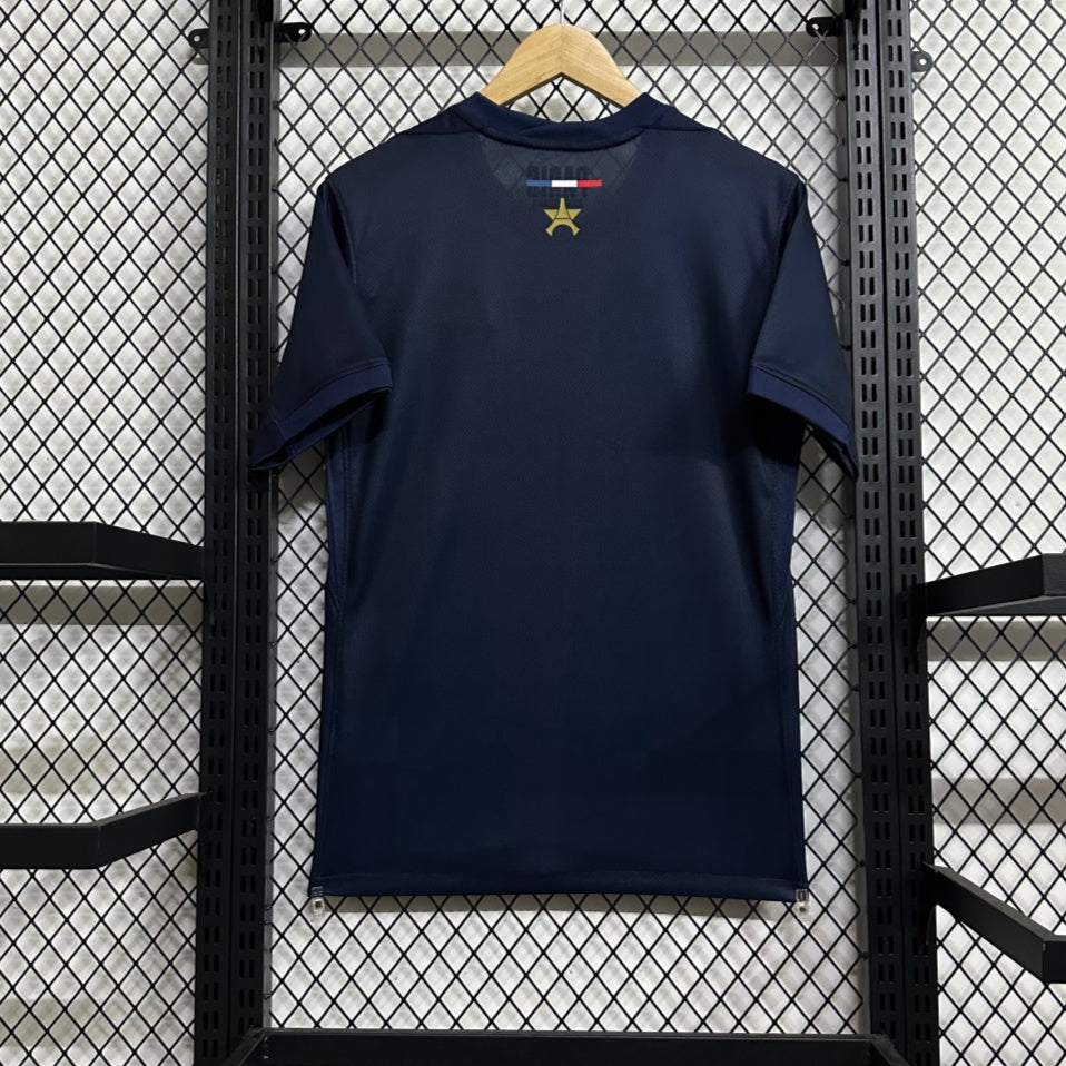 Maillot domicile 2024/2025 PSG Champions Le 12-ème Maillot, maillot de football rouge avec logo PSG et détails blancs.