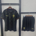 Ensemble Portugal 25/26 ans pour adulte, maillot officiel de la marque Le 12-ème Maillot, vue de face avec logo Portugal.
