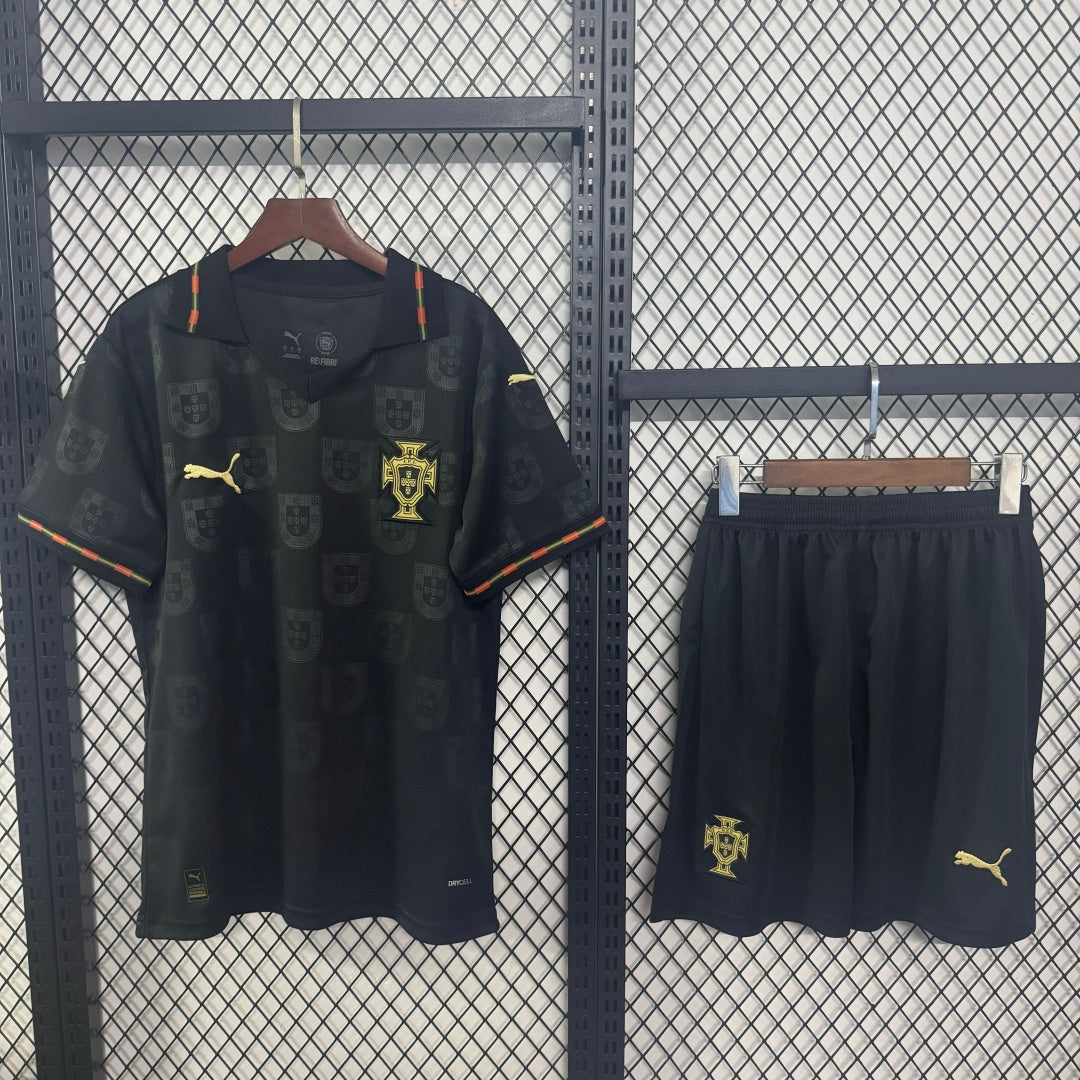 Ensemble Portugal 25/26 ans pour adulte, maillot officiel de la marque Le 12-ème Maillot, vue de face avec logo Portugal.