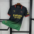 Maillot 25/26 AC Milan Le 12 -ème Maillot, maillot de football rouge et noir avec logo et numéros visibles.