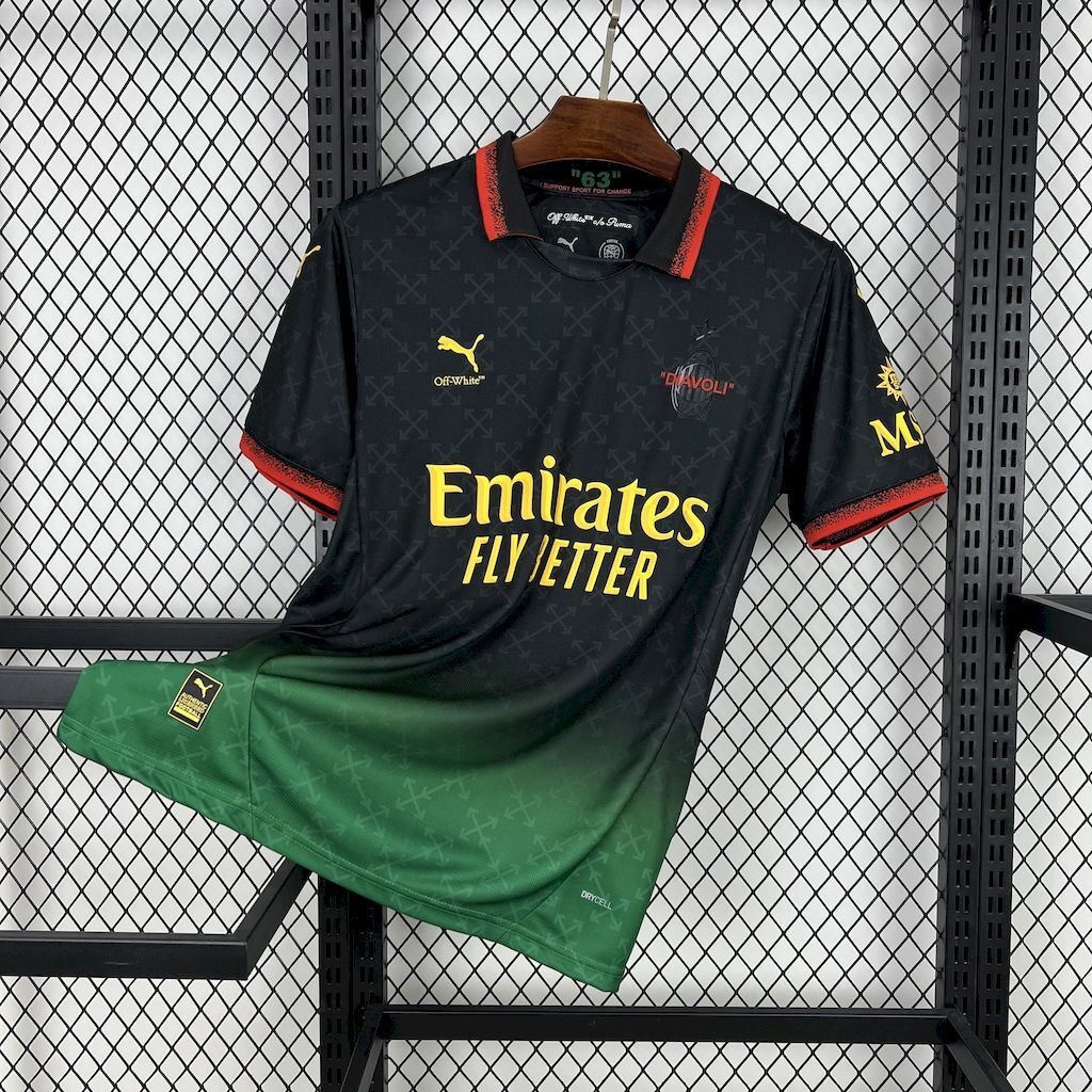 Maillot 25/26 AC Milan Le 12 -ème Maillot, maillot de football rouge et noir avec logo et numéros visibles.