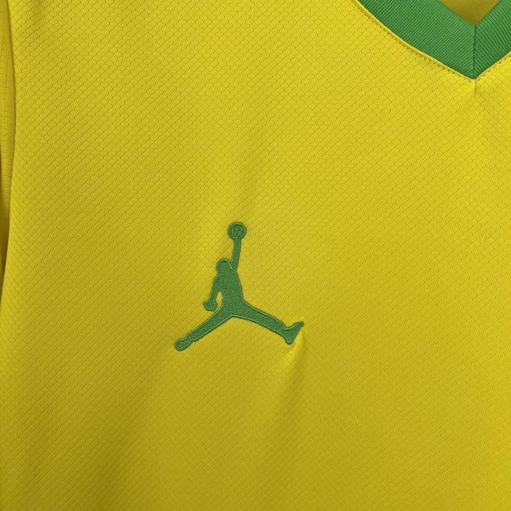 Maillot Brésil concept 2025 de Le 12 -ème Maillot, vue de face avec logo et design coloré sur tissu léger.