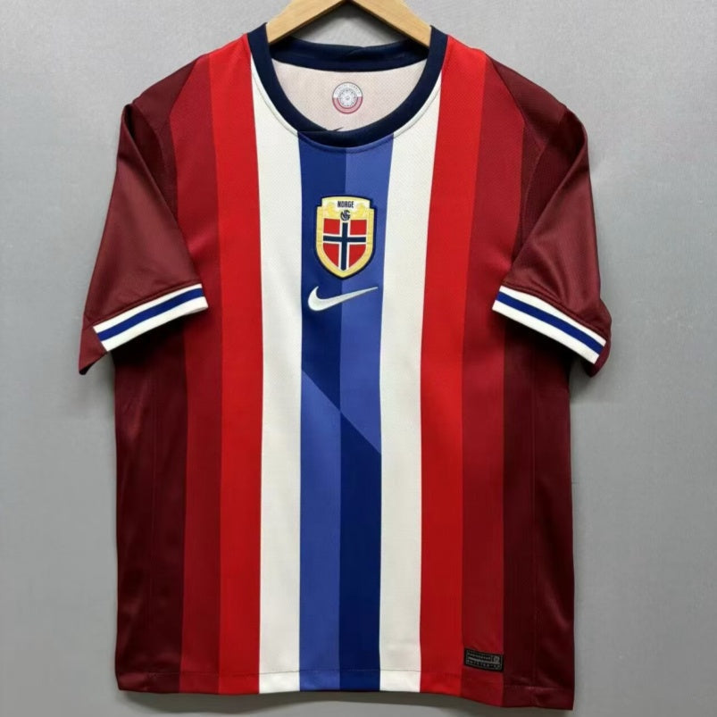 Maillot domicile 24/25 de la Norvège, maillot de football de la marque Le 12 -ème Maillot, vue front avec logo et design rouge et blanc.