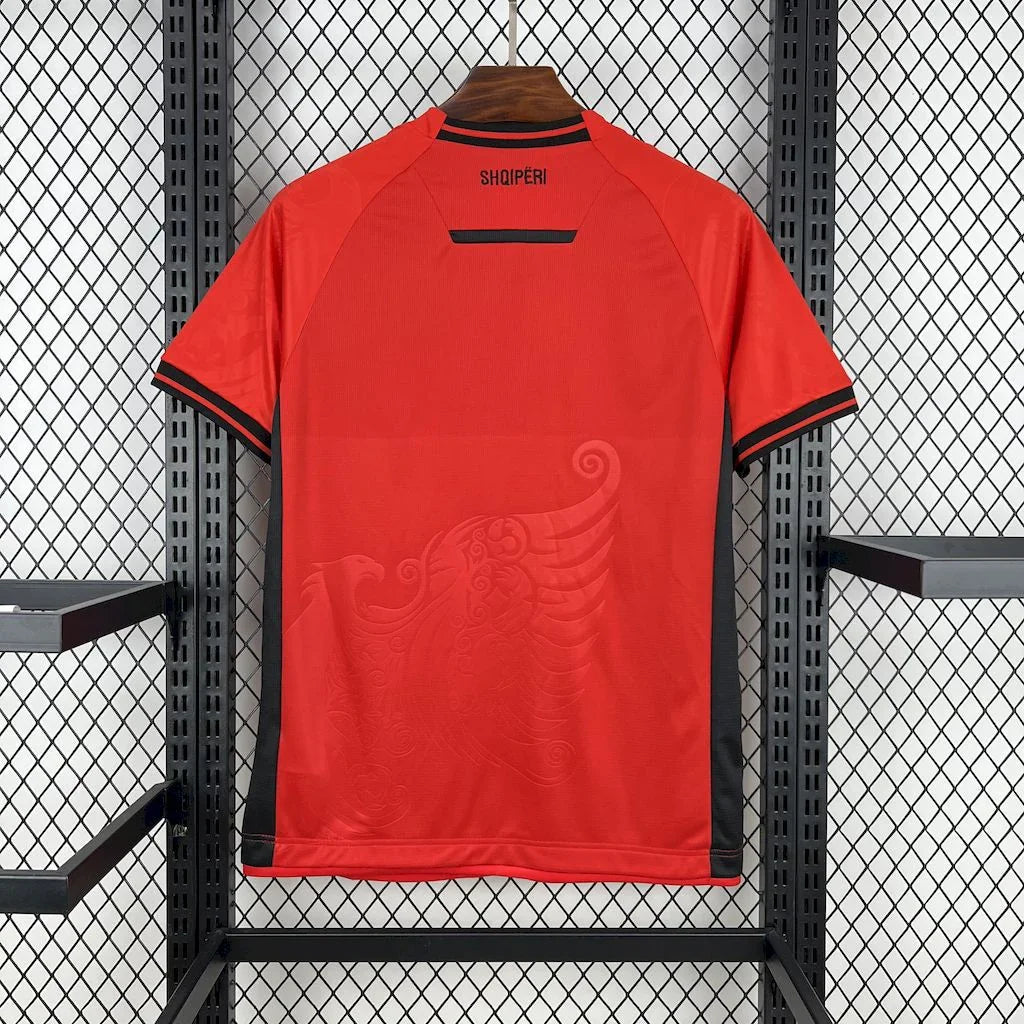 Maillot Albanie 2025 de la marque Le 12 -ème Maillot, vue frontale avec logo et design traditionnel.