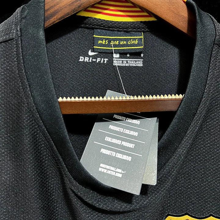 Maillot rétro FC Barcelone 2013-2014 Le 12-ème Maillot, maillot de football bleu avec logo blaugrana et détails vintage.