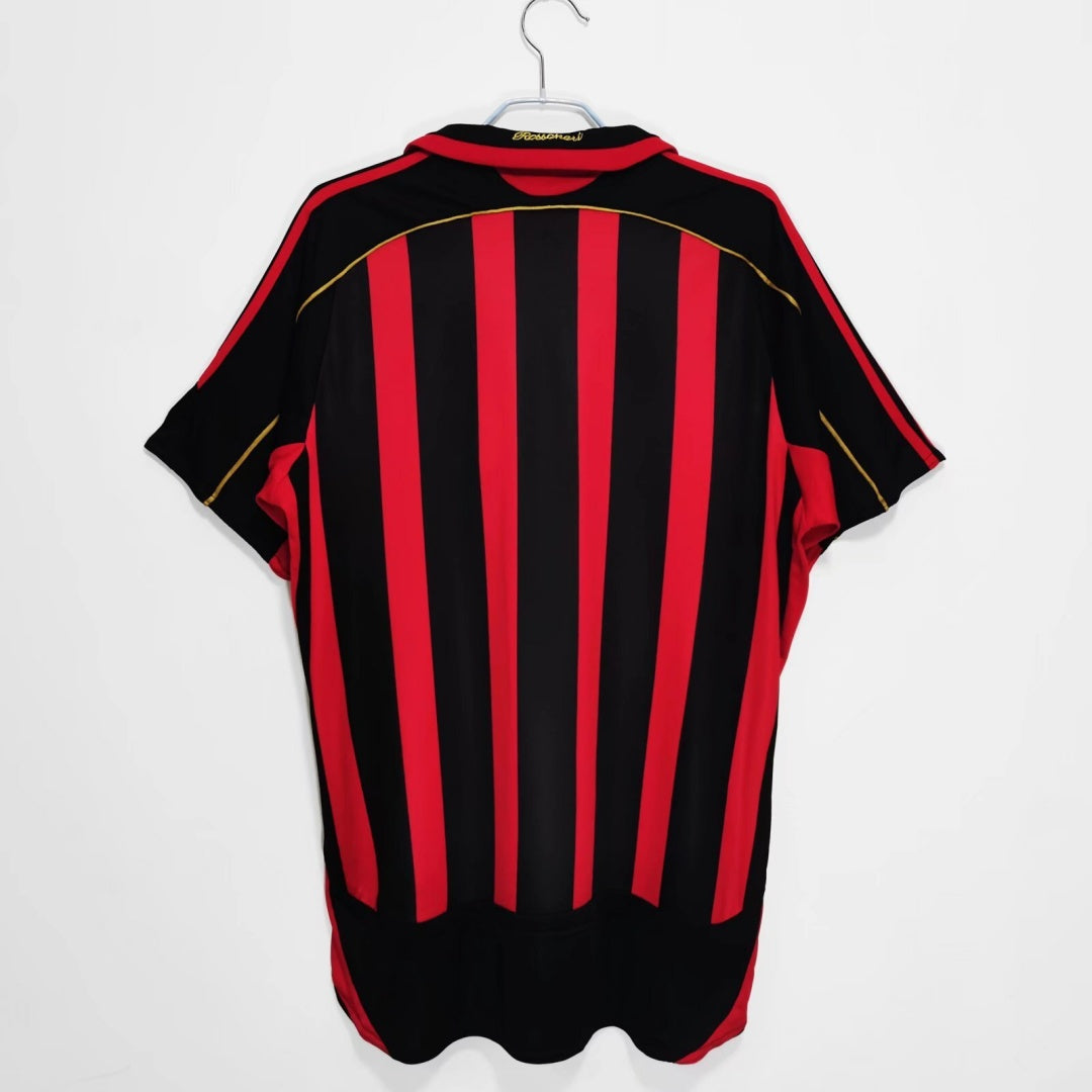 Maillot domicile rétro de l'AC Milan 2006-2007, Le 12 -ème Maillot, maillot de football rouge avec logo et détails traditionnels