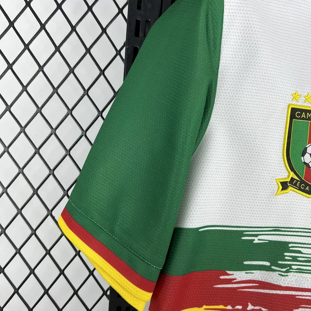 Maillot de football Cameroun CAN 2025-26 de la marque Le 12-ème Maillot, en tissu bleu avec le logo du Cameroun et détails verts.
