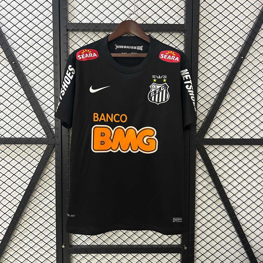 Maillot de football Santos Retro 25/26 noir, marque Le 12 -ème Maillot, avec logo et détails vintage visible.
