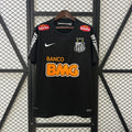 Maillot de football Santos Retro 25/26 noir, marque Le 12 -ème Maillot, avec logo et détails vintage visible.